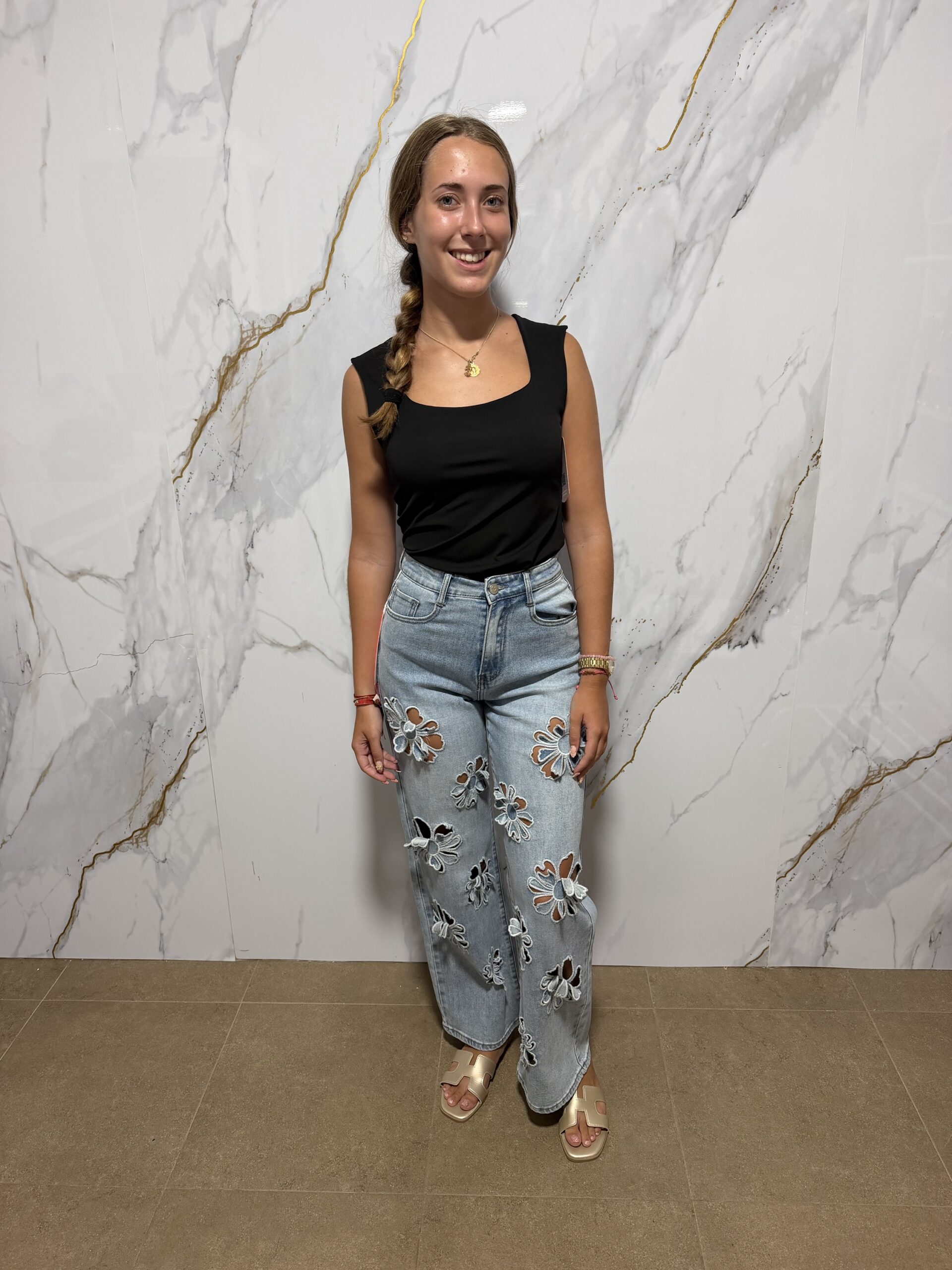 Pantalón denim flores caladas